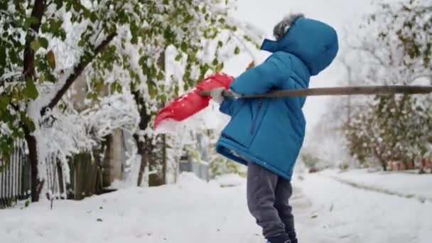 Einer Verschneiten Stadt Steht Ein Kräftiger Junge Einem Riesigen Schneesturm — Stockvideo