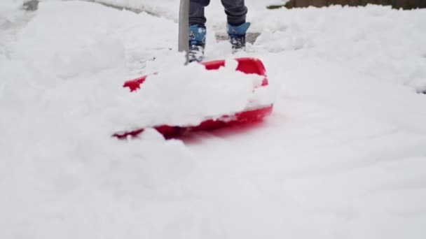 Forte Ajudante Meio Uma Tempestade Neve Limpa Caminho Difícil Frente — Vídeo de Stock