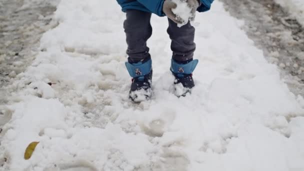 Bambino Risolve Brilla Pulisce Dopo Enorme Nevicata Combattendo Attraverso Difficili — Video Stock