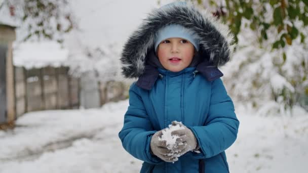 Śnieżnym Mieście Silne Dziecko Walczy Śnieżycą Przeszukując Ścieżkę Przez Trudną — Wideo stockowe
