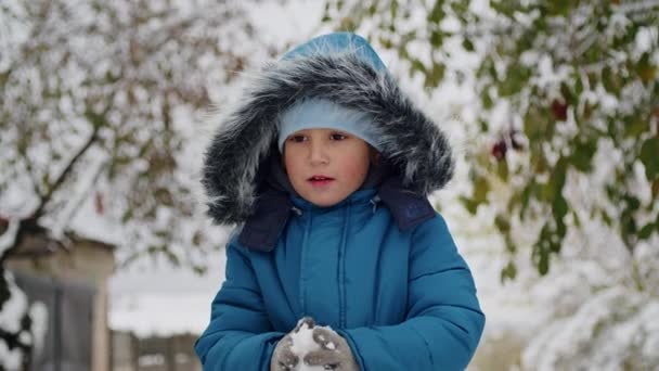 冬の中心部のヘルパー 子供は嵐の怒りに直面し 氷のドライブウェイをきれいにするために雪を揺さぶります — ストック動画