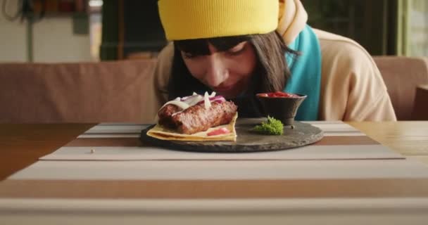 Женщина Нюхает Традиционное Шашлычное Блюдо Соусом Тарелке Случайный Опыт Столовой — стоковое видео