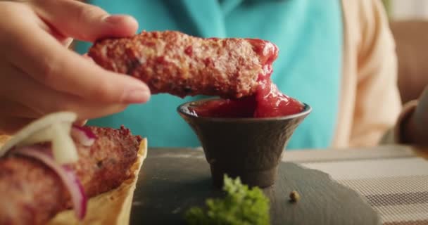Primer Plano Una Mano Sumergiendo Kebab Salsa Técnicas Culinarias Concepto — Vídeos de Stock