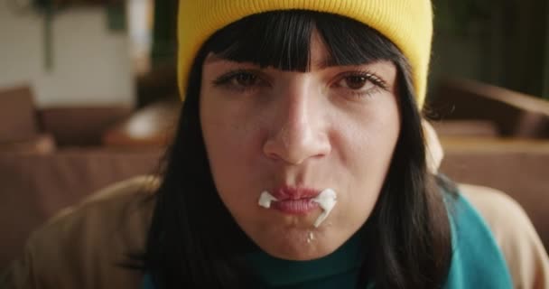 Frau Mit Essen Gesicht Und Einem Komischen Gesichtsausdruck Ehrlicher Moment — Stockvideo