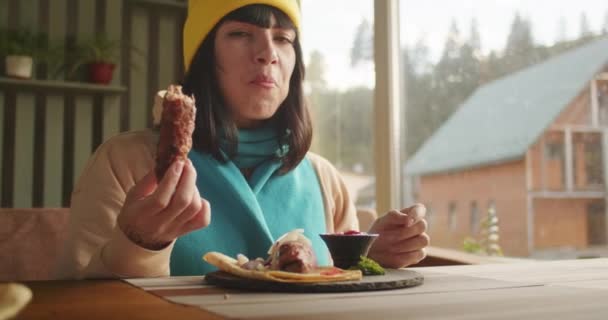 Женщина Наслаждается Шашлычной Уютном Кафе Видом Концепция Комфортной Еды Ресторанного — стоковое видео