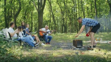 Mutlu arkadaşlar, anne, baba, oğul, kız ve arkadaşları orman bölgesinde piknik yapıyorlar. Aile yazın kamp yapıyor. Forest City Park 'ta çadırda dinleniyor.