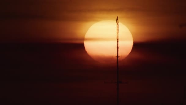 Gün Batımında Büyük Güneşe Karşı Iletişim Kulesi Silueti Kopya Uzayı — Stok video