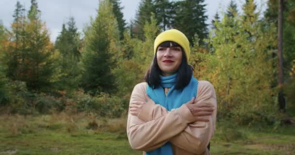 Zelfverzekerde Vrouw Buiten Levendige Herfstkleuren Van Natuur Achtergrond Betekent Vreugde — Stockvideo