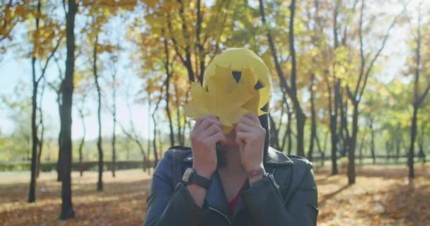 Женщина Держит Желтые Кленовые Листья Осеннем Парке Портрет Крупным Планом — стоковое видео