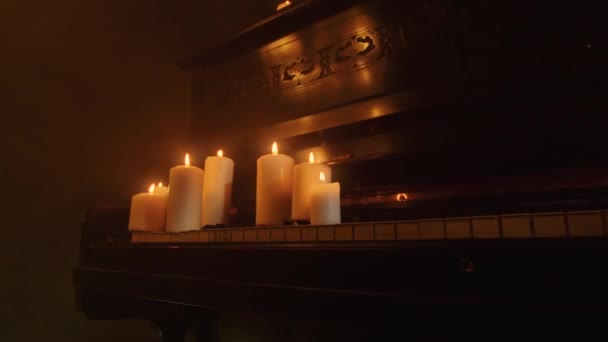 Svíčky Klasickém Klavíru Místnosti Teplým Okolním Osvětlením Hudební Romantický Koncept — Stock video