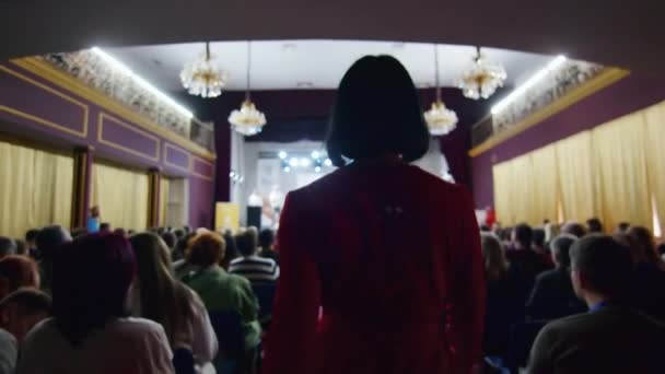 Kırmızılı Kadın Konferansa Katılıyor Arkadan Görüşü Var Tasarım Baskı Için — Stok video