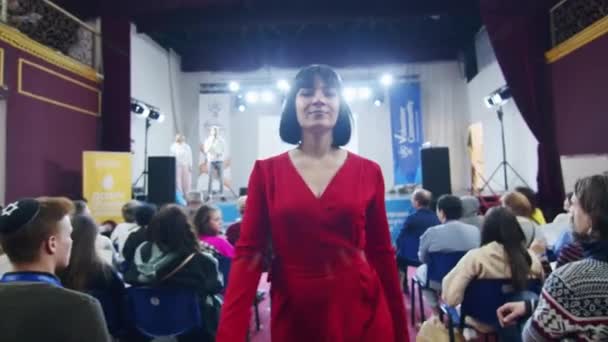 Vrouw Rode Jurk Staande Conferentiezaal Publiek Podium Achtergrond Openbaar Spreken — Stockvideo