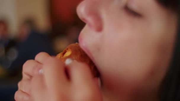 Kafe Arka Planında Yemek Yiyen Bir Kadının Yakın Çekimi Yemek — Stok video