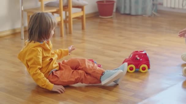 Genç Bir Çocuk Bakıcısı Arabada Oyuncaklarla Oynayarak Harika Vakit Geçiriyorlar — Stok video