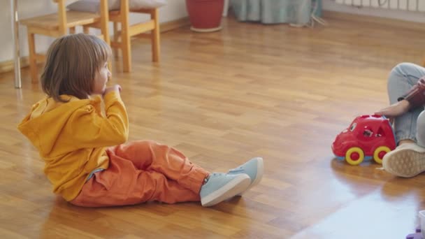 Bir Bebek Bakıcısı Onun Küçük Ücreti Arabada Eğlenceli Bir Oyun — Stok video