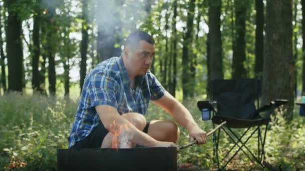 森でバーベキューのために薪を準備する男 カジュアルなアウトドア活動 キャンプとサバイバルスキルコンセプト ポスター 招待状 屋外機器広告のための設計 — ストック動画