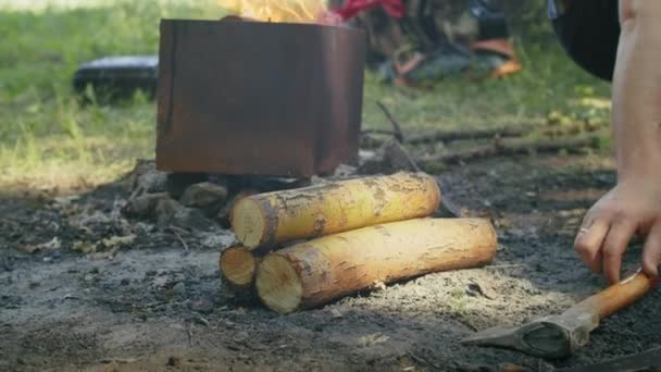 Nærbilde Ved Øks Campingplass Med Brennende Brann Bakgrunnen Camping Forberedelse – stockvideo