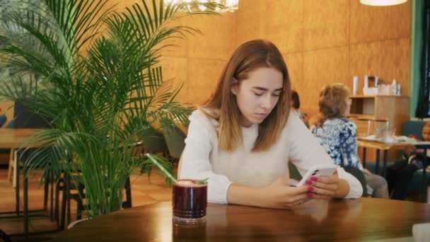 Radosna Dziewczyna Pijąca Herbatę Kawiarni Rozmawiająca Przez Telefon Lub Wideo — Wideo stockowe