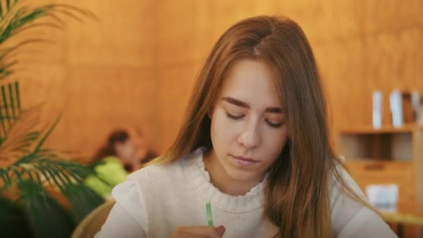 一个棕色头发的松懈的年轻女人坐在咖啡店里 柔和的焦点和自然光的温暖色调的肖像 现代生活方式和休闲观念 横幅设计 邀请函 — 图库视频影像