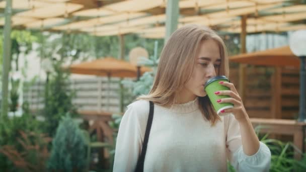 Молода Жінка Насолоджується Чашкою Кави Міському Садовому Кафе Розслаблена Сцена — стокове відео