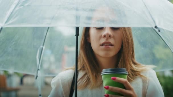 Radosna Dziewczyna Pije Herbatę Ulicy Pod Parasolem Deszczową Pogodę Rozmawia — Wideo stockowe