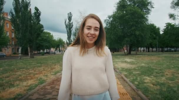 Mladá Žena Usmívá Parku Nenucený Venkovní Portrét Stromy Oblačným Pozadím — Stock video