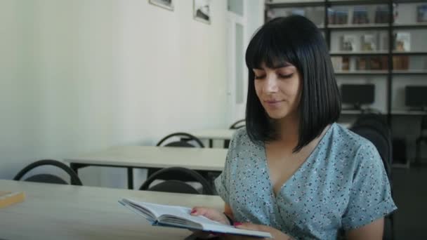 Una Mujer Leyendo Libro Una Biblioteca Moderna Retrato Primer Plano — Vídeo de stock