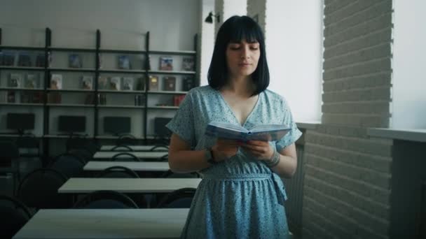 Femeia Încrucișată Citind Cărți Picioare Într Bibliotecă Portret Informativ Adâncimea — Videoclip de stoc