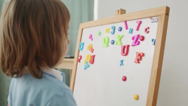 Çocuk Alfabeyi Beyaz Tahtada Manyetik Harflerle Öğreniyor Erken Eğitim Bilişsel — Stok video