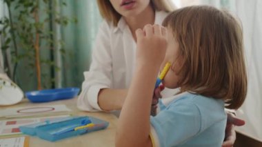 Dil terapisi: kız, öğretmen mektuplar ve oyunlar üzerine bağ kuruyor. Ofis mutlu öğrenme, ifade etme sevinci ile dolu..