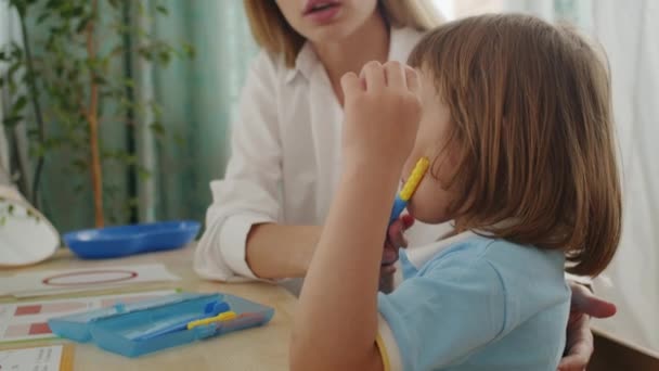 Nyelvterápia Lány Oktatói Kötelék Levelek Játékok Felett Irodai Tele Boldog — Stock videók