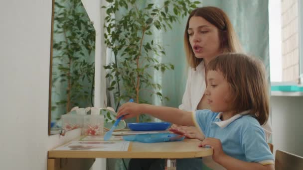 Mujer Enseñando Los Niños Pintar Con Acuarelas Casa Actividad Interior — Vídeo de stock