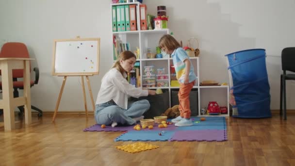 Vrouw Kind Het Organiseren Van Speelgoed Kleurrijke Speelkamer Home Onderwijs — Stockvideo