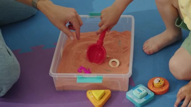 Thérapeute Enfant Utilisant Bac Sable Sensoriel Pour Apprentissage Tactile Jeu — Video