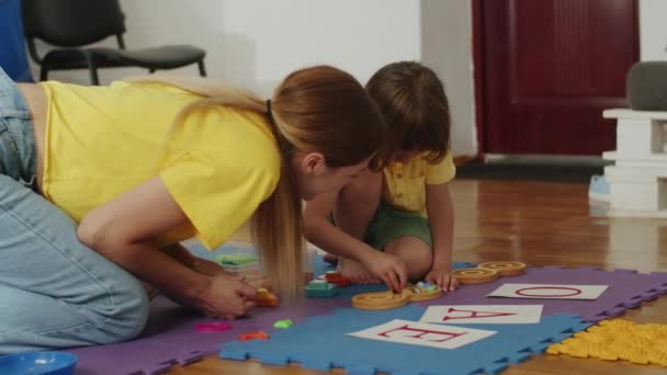 Yetişkin Çocuk Renkli Bir Paspasın Üzerinde Yapboz Oyunu Üzerinde Birlikte — Stok video