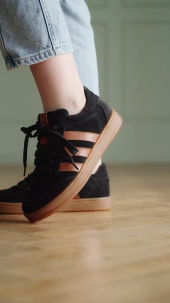 Siyah Kahverengi Spor Ayakkabılar Sarılmış Kot Pantolon Giyen Birinin Yan — Stok video
