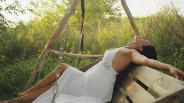 Женщина Отдыхает Деревянных Качелях Природе Концепция Отдыха Спокойствия Отдыха Природе — стоковое видео