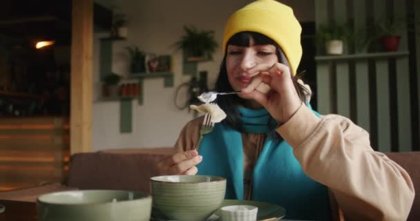 女人在餐馆里品尝食物 品尝着奶油菜式 与周围环境室内照明的特写 美食和感官体验概念 — 图库视频影像