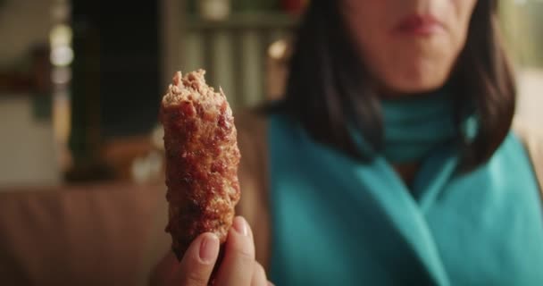 Una Donna Che Reagisce Kebab Grandi Dimensioni Focus Selettivo Con — Video Stock