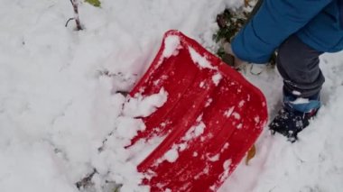 Bir çocuk, bir kürek ve bir garaj yolu Bir tipide bir kış hikayesi temizlik, güç ve azim.