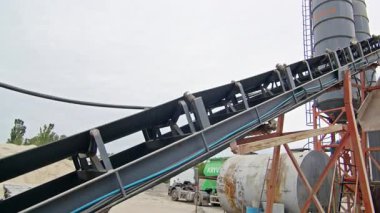 Endüstriyel inşaat sahasında depolanmış beton piramit blokları. Güçlendirilmiş beton yapıların imalatı ve depolanması