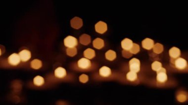 Karanlık bir ortamda kibrit çöpüyle el feneri mumları. Tasarım ve baskı için hatıra, anıt ve ruhani ritüel kavramı.