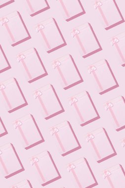 Tek renkli Noel fikri, minimum dikey şablon kompozisyonu. Pembe hediyeli yeni yıl ve kış mevsimi konsepti.