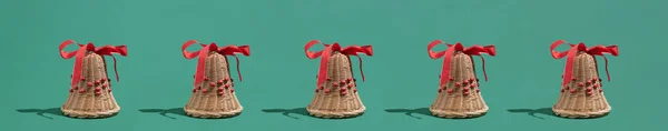 Праздничный Природный Декор Рождественская Идея Деревянными Колоколами Красными Лентами Зеленом — стоковое фото