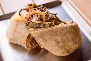 Meksika usulü biftek burrito soğanlı ve nopal kaktüslü.