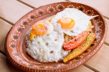 Pirinç ve biberli sahanda yumurta. Geleneksel Meksika lokantası kahvaltısı