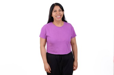 Latin Latin bir kadın esmer ve sakin bir ifade, mor bir tişört giyiyor, beyaz bir arka planda, hafif bir gülümsemeyle izole edilmiş.