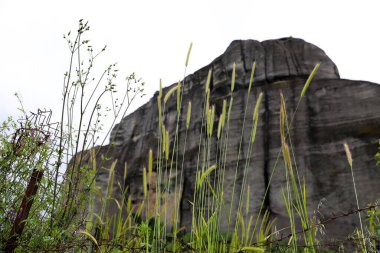 Yunanistan 'da Görkemli Meteora Kaya oluşumları: Yeşil Tepeler ve Çarpıcı Sahneler Arasındaki Görkemli Uçurumlar