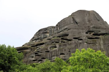 Yunanistan 'da Görkemli Meteora Kaya oluşumları: Yeşil Tepeler ve Çarpıcı Sahneler Arasındaki Görkemli Uçurumlar