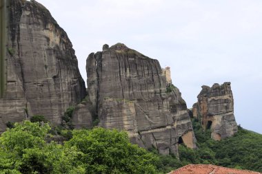 Yunanistan 'da Görkemli Meteora Kaya oluşumları: Yeşil Tepeler ve Çarpıcı Sahneler Arasındaki Görkemli Uçurumlar